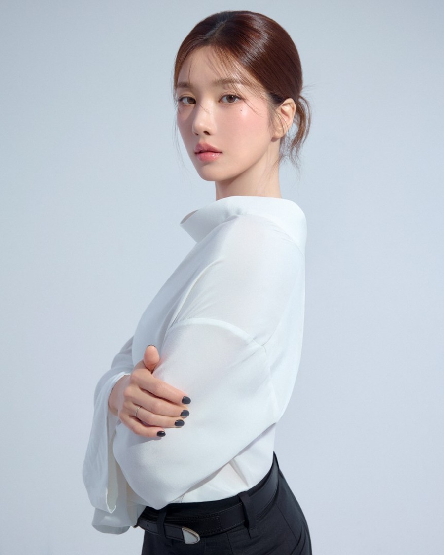 '워터밤 여신' 권은비, 프로필은 청초하게…다채로운 매력 발산