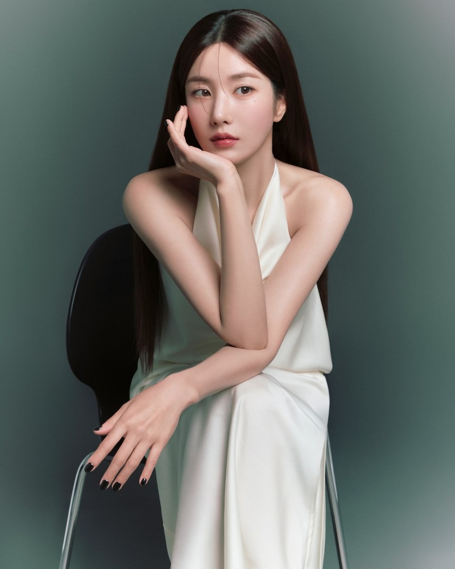 '워터밤 여신' 권은비, 프로필은 청초하게…다채로운 매력 발산