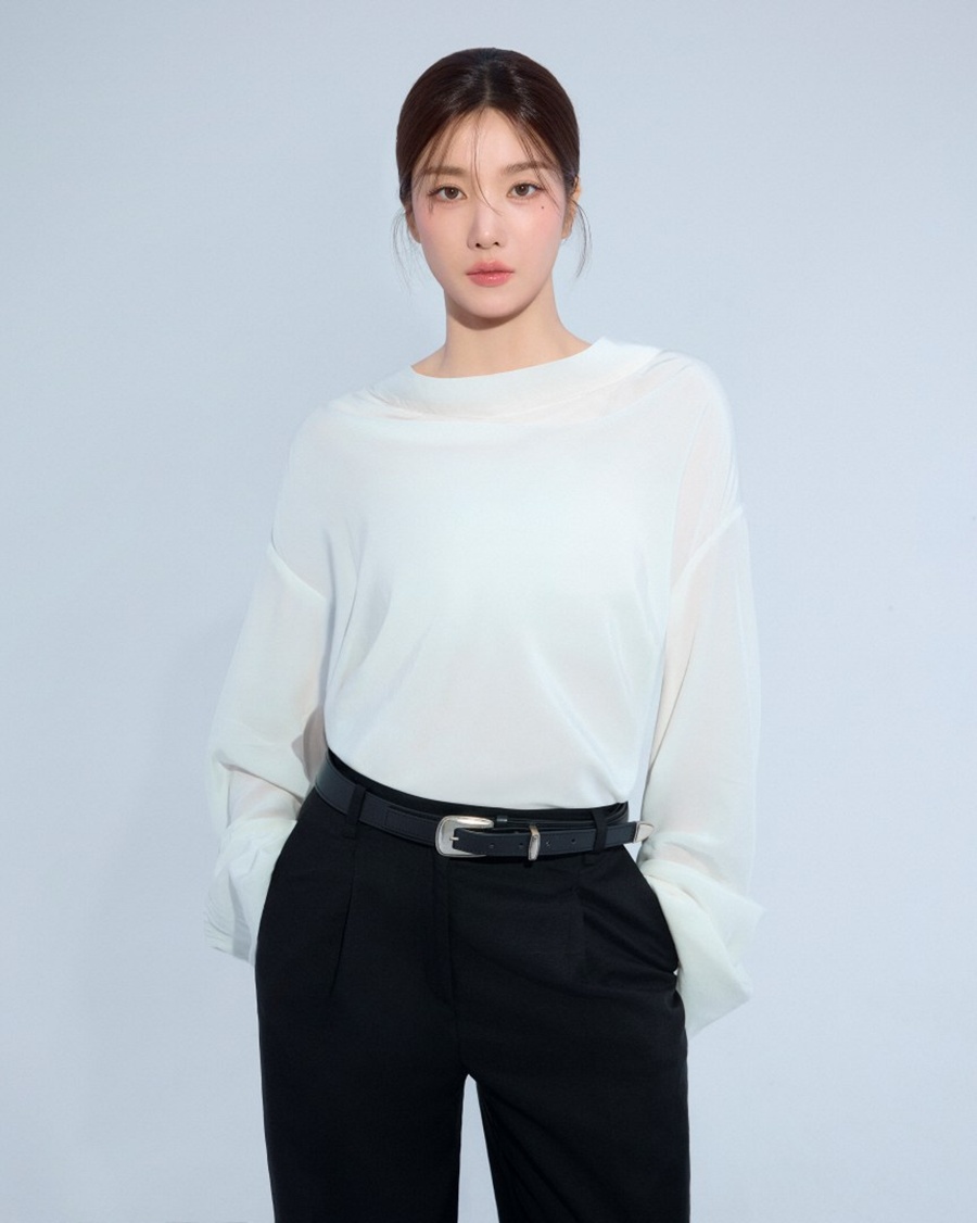 '워터밤 여신' 권은비, 프로필은 청초하게…다채로운 매력 발산