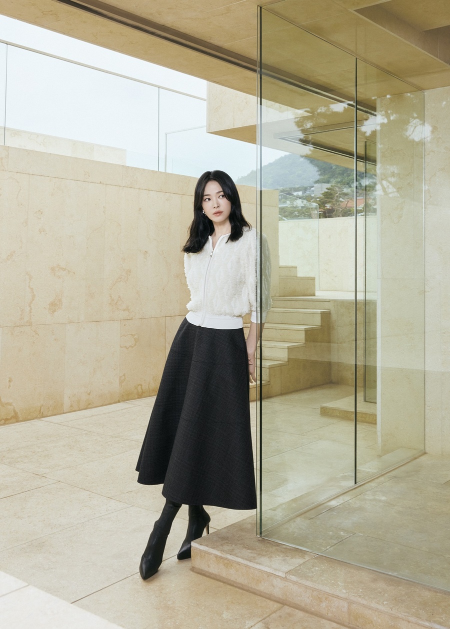 송혜교, 한 발 먼저 맞이한 가을…품격 있는 스타일 제안 [화보]