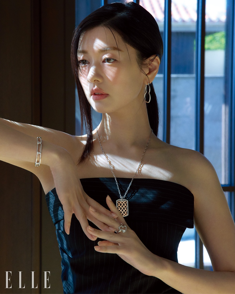 정소민, 깊이 있는 눈빛으로 완성한 감각적인 여름의 순간 [화보]