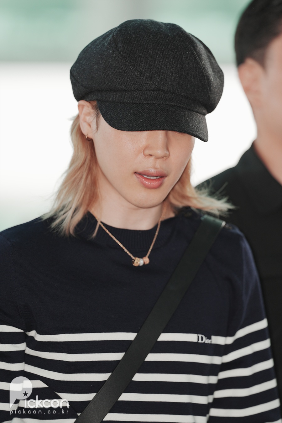 '방탄소년단 95즈' 뷔·지민, 웃음 가득한 출국길 (포토)