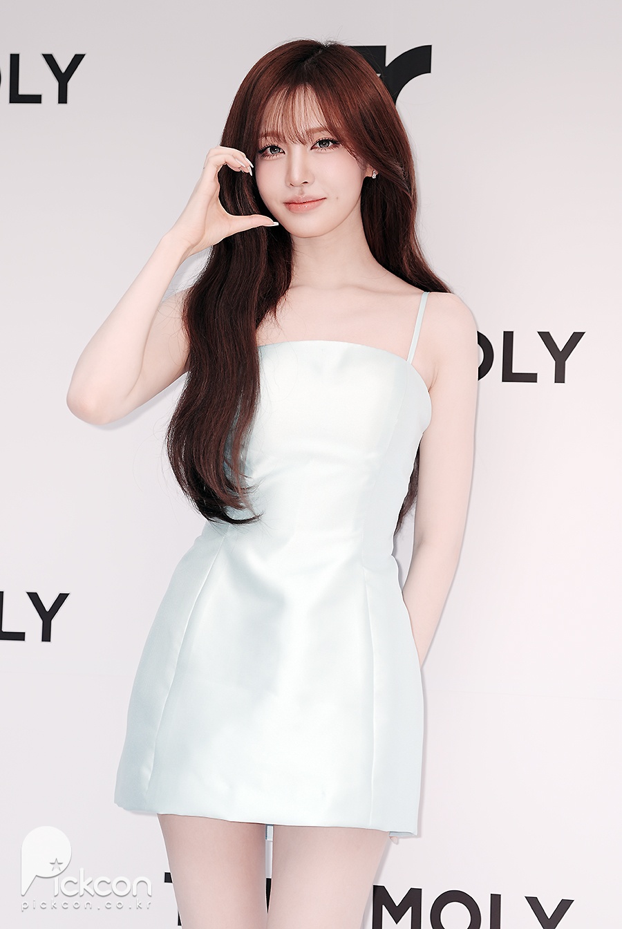 아이브 리즈, 살이 얼마나 빠진 거야…한 손에 잡힐 듯한 극세사 각선미 (포토)