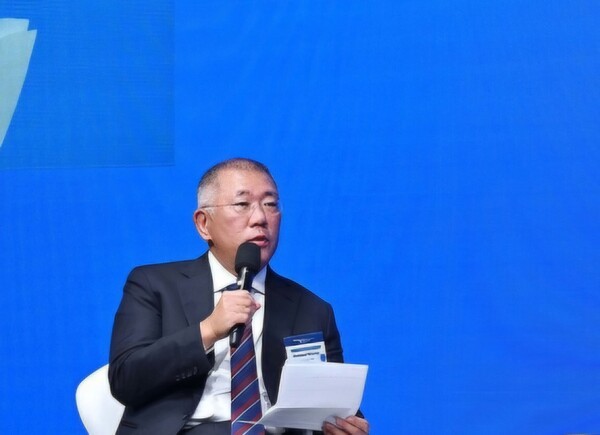 정의선 현대차그룹 회장이 24일(현지시간) '샌프란시스코 AI 서밋'에서 발언하고 있다. (사진=연합뉴스)