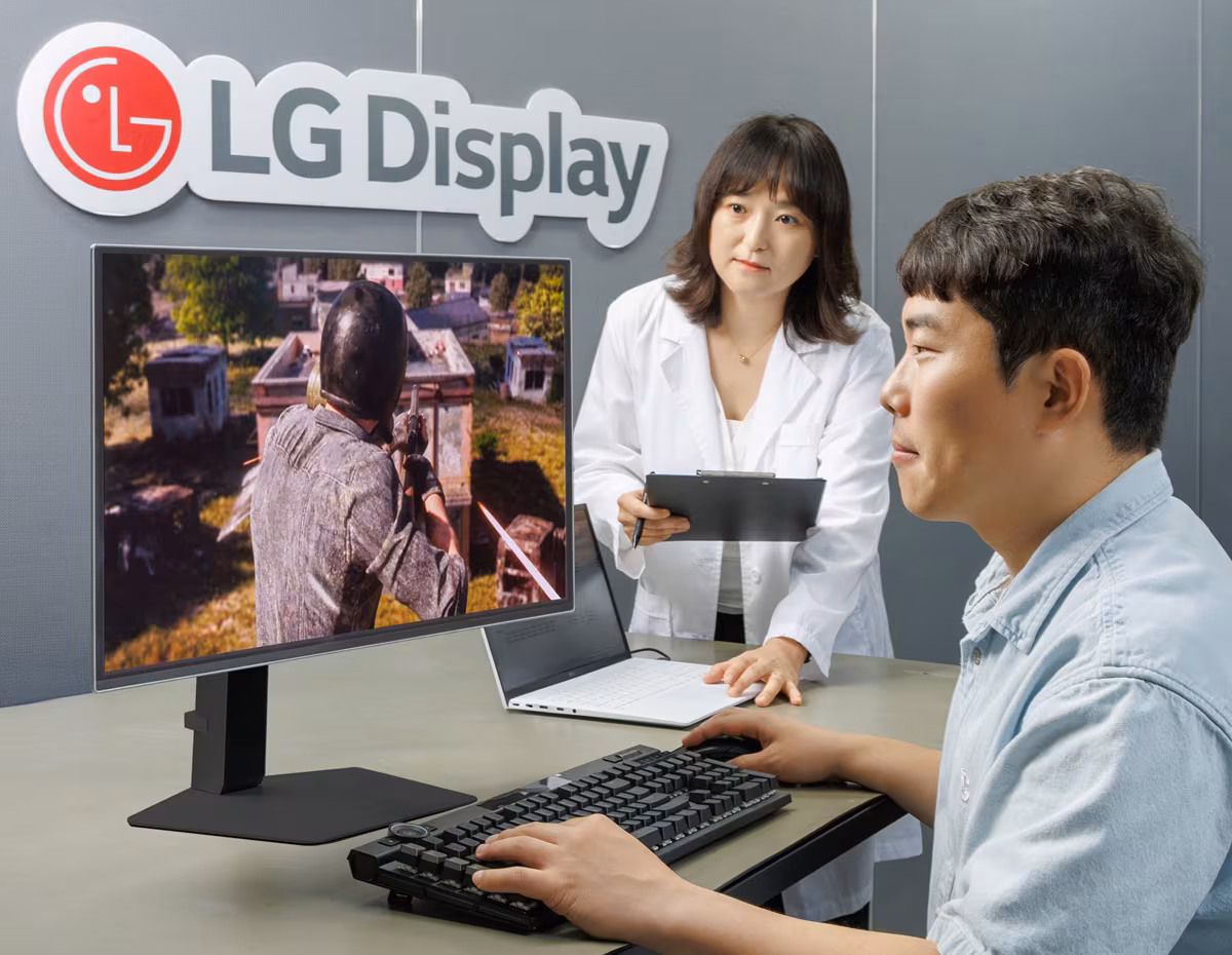 LG디스플레이 직원이 게이밍 모니터 주사율과 게임 수행능력 간의 상관관계를 입증하는 실험을 하고 있다./LG디스플레이