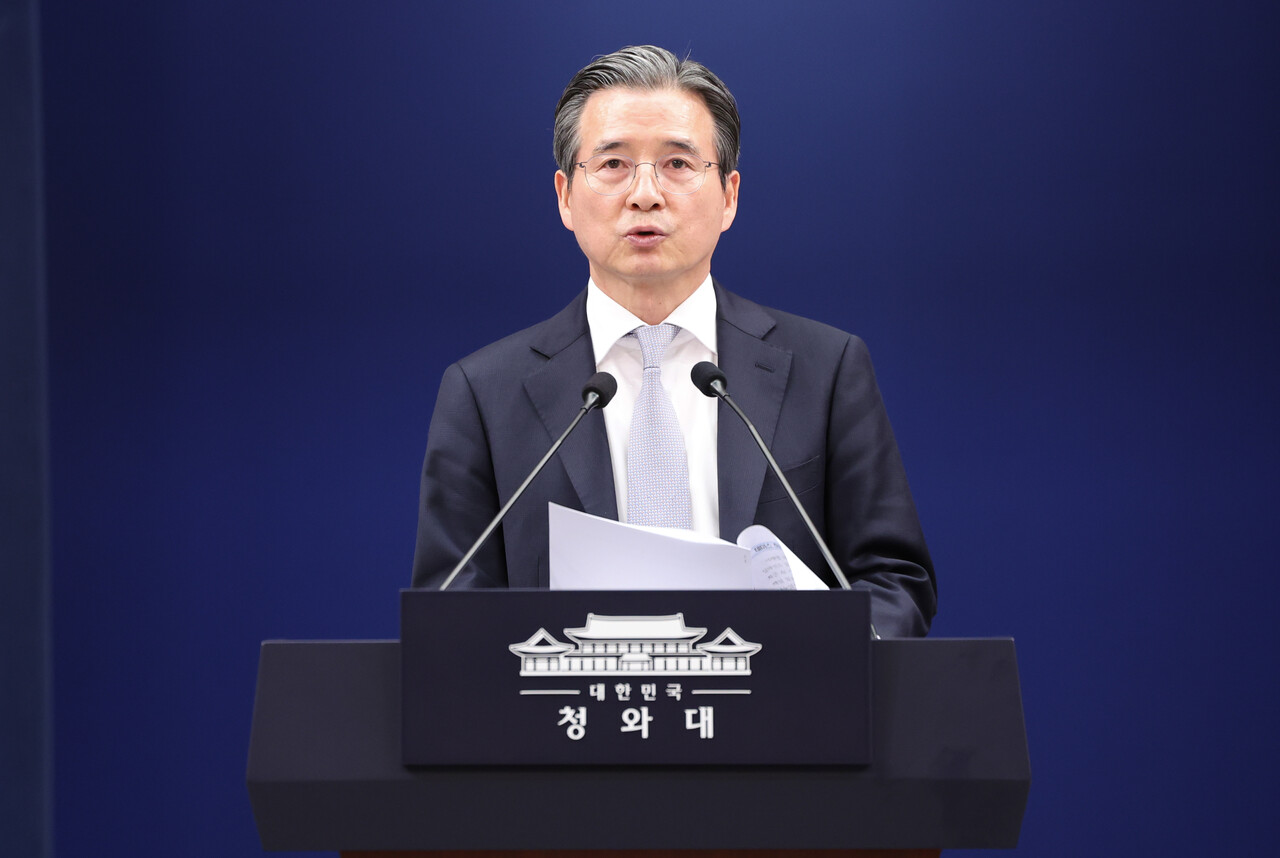 김용범 청와대 정책실장이 지난 4월 27일 청와대 춘추관에서 브리핑을 하고 있는 모습   / 뉴스1