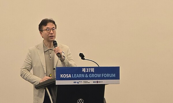 조성준 서울대학교 산업공학과 명예교수가 22일 서울 삼정호텔에서 열린 ‘제38회 KOSA 런앤그로우 포럼’에서 강연하고 있다. / 이윤정 기자