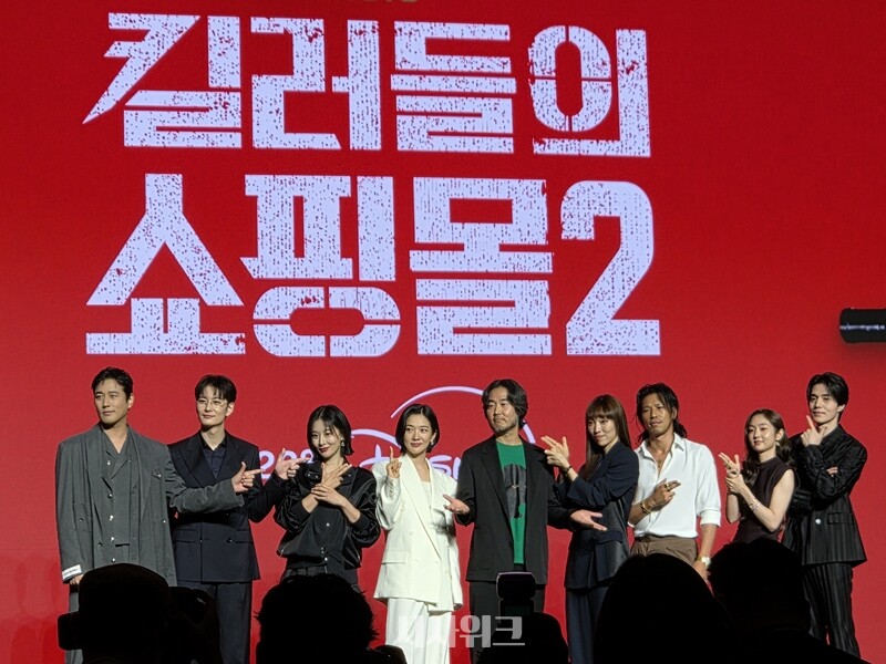 시즌1 주역부터 시즌2부터 새롭게 합류한 배우들까지, 더욱 풍성한 서사를 완성한다. (왼쪽부터) 조한선·오카다 마사키·현리·정윤하·이권 감독·금해나·김민·김혜준·이동욱. / 시사위크 DB