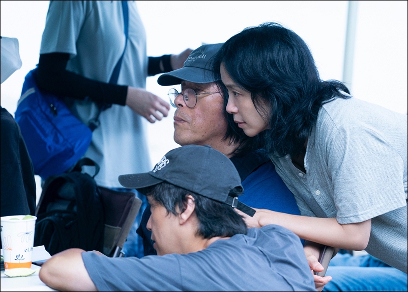 이창동이 새 영화 ‘가능한 사랑’으로 국제 무대에 선다. / 넷플릭스