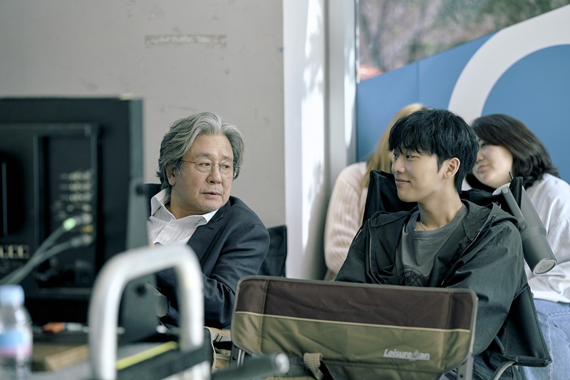 강렬한 시너지를 보여준 최민식(왼쪽)과 최현욱. / 넷플릭스