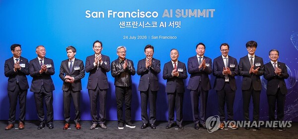 이재명 대통령이 24일(현지시간) 미국 샌프란시스코 더 미드웨이에서 열린 '샌프란시스코 AI 서밋'에서 글로벌 AI 리더들과 기념촬영을 하고 있다. 왼쪽부터 배경훈 부총리 겸 과기정통부 장관, 정의선 현대차그룹 회장, 샘 올트먼 오픈AI 최고경영자, 이재용 삼성전자 회장, 젠슨 황 엔비디아 최고경영자, 이재명 대통령, 혹 탄 브로드컴 최고경영자, 최태원 SK 회장, 다리오 아모데이 앤트로픽 최고경영자, 이해진 네이버 의장, 김용범 정책실장. [사진: 연합뉴스]