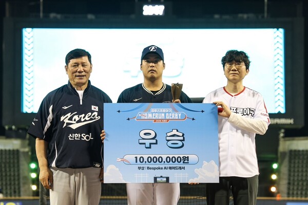 컴투스프로야구 홈런더비 시상식. (왼쪽부터) KBO 허구연 총재, 강백호 선수, 컴투스 이주환 SB총괄대표 /컴투스