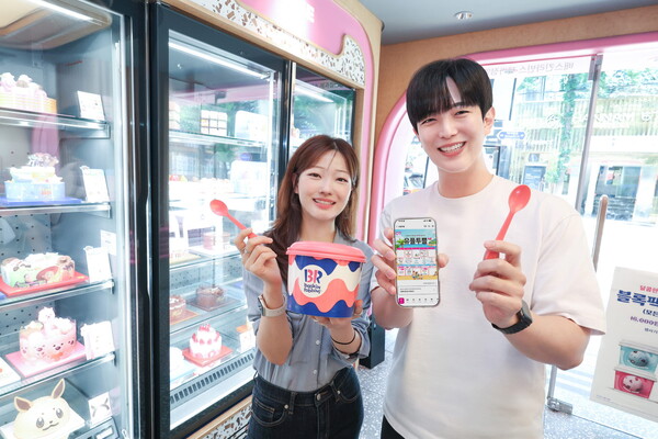 LG유플러스 직원이 대표 제휴처인 '배스킨라빈스'에서 7월 혜택을 소개하고 있는 모습. [사진=LGU+] (포인트경제)