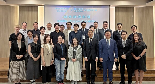 한컴위드와 일본 기업 사절단 관계자들이 기념촬영을 하고 있다. /한컴