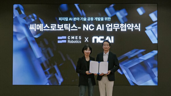 피지컬 AI 전문기업 NC AI가 지난 29일 AI 기반 로보틱스 전문기업 씨메스로보틱스와 피지컬 AI 기반의 공동 연구개발 및 상호 기술 공유 협력을 위한 전략적 업무협약을 체결했다. (왼쪽부터) NC AI 이연수 대표, 씨메스로보틱스 이성호 대표. /NC AI