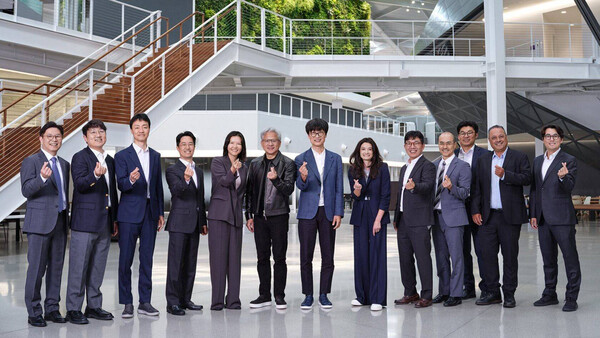 네이버 이해진(왼쪽 일곱번째) 의장과 최수연(왼쪽 다섯번째) 대표가 젠슨 황 엔비디아 창립자 겸 CEO 등 관계자들과 24일(현지 시간) 미국 캘리포니아주 산타클라라 엔비디아 본사에서 기념촬영을 하고 있다. /엔비디아