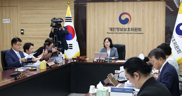 송경희 개인정보보호위원회 위원장이 29일 오후 서울 종로구 정부서울청사에서 제15회 위원회 전체회의를 주재하고 있다. /뉴시스