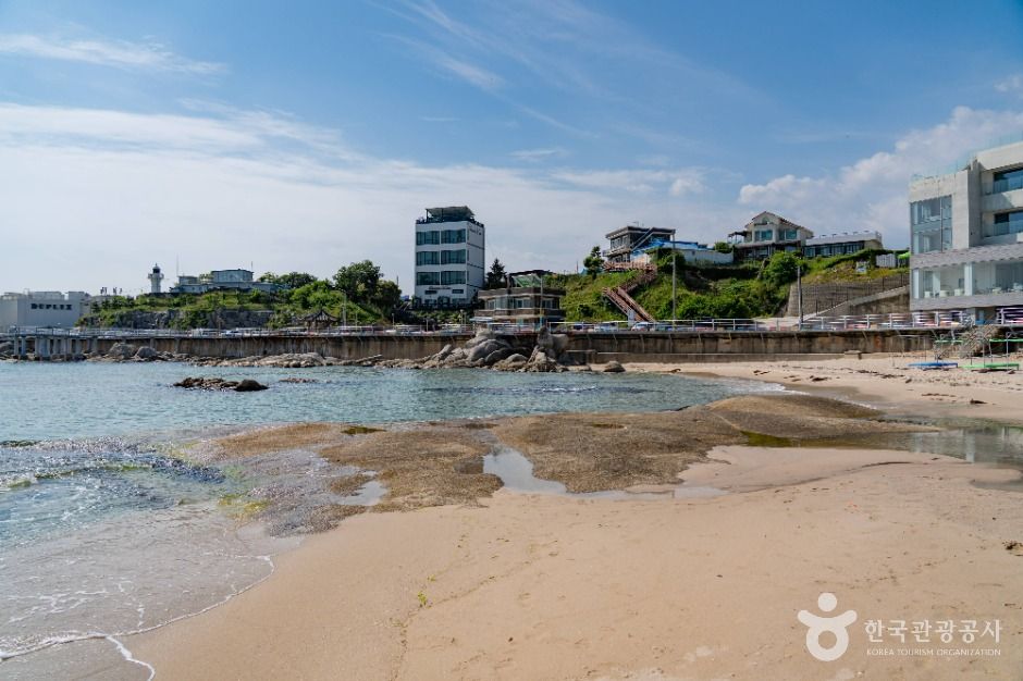 바위와 어우러진 해변 / 사진=한국관광콘텐츠랩