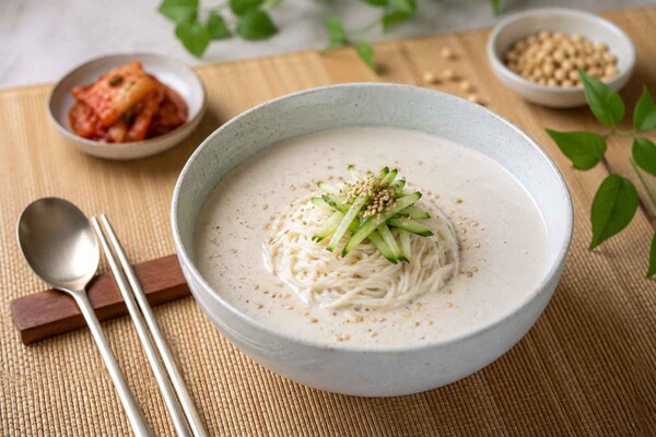 설탕파 vs 소금파 콩국수 / ai활용 이미지