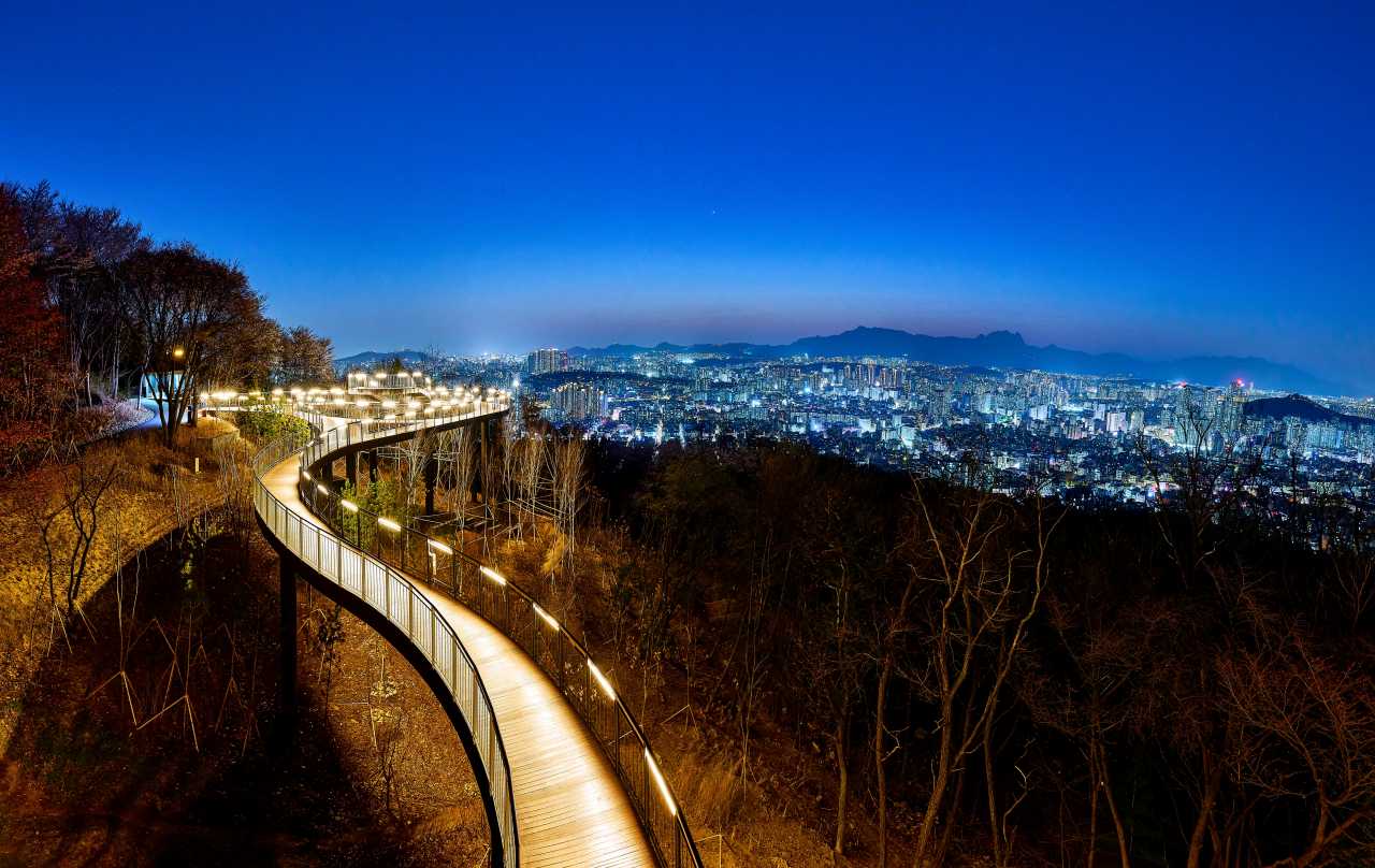 4코스 용마산 스카이워크 덱길 / 사진=서울관광재단