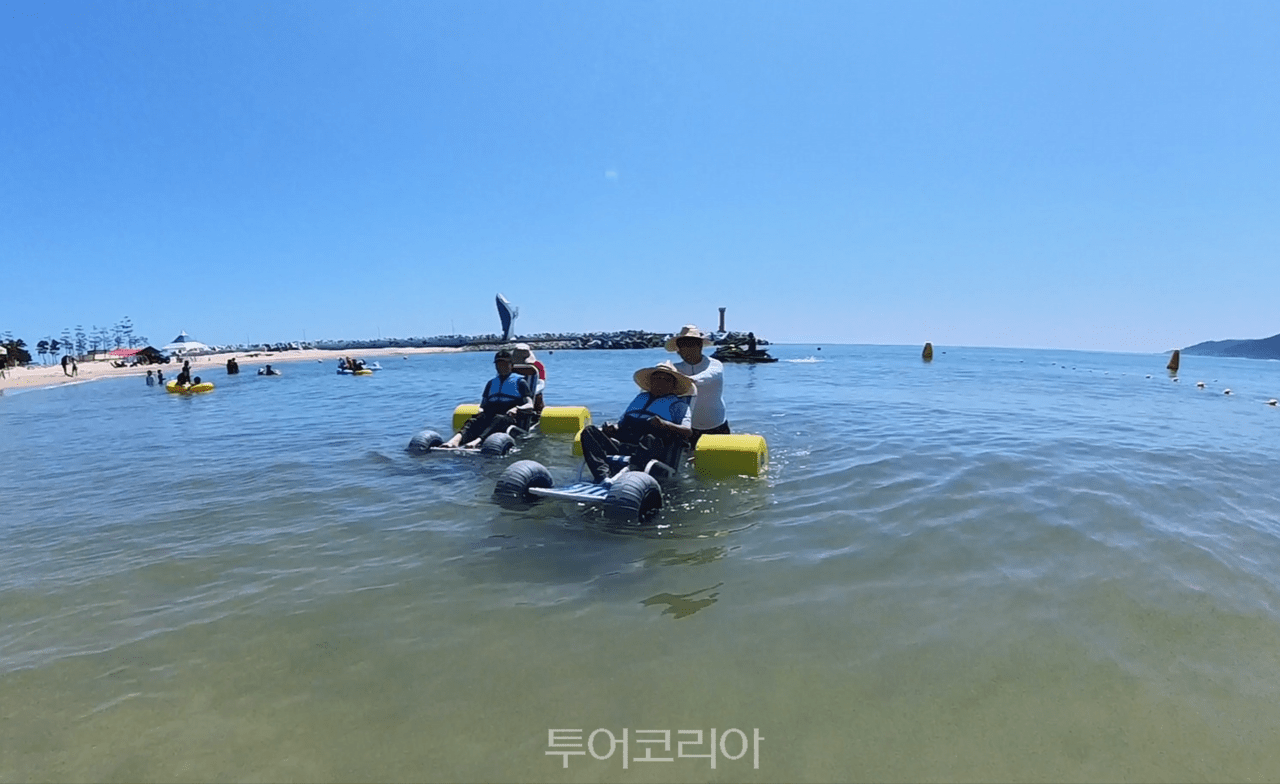 영덕에서는 누구나 바다를 즐길 수 있는 열린 관광 서비스가 운영된다. /사진-영덕군