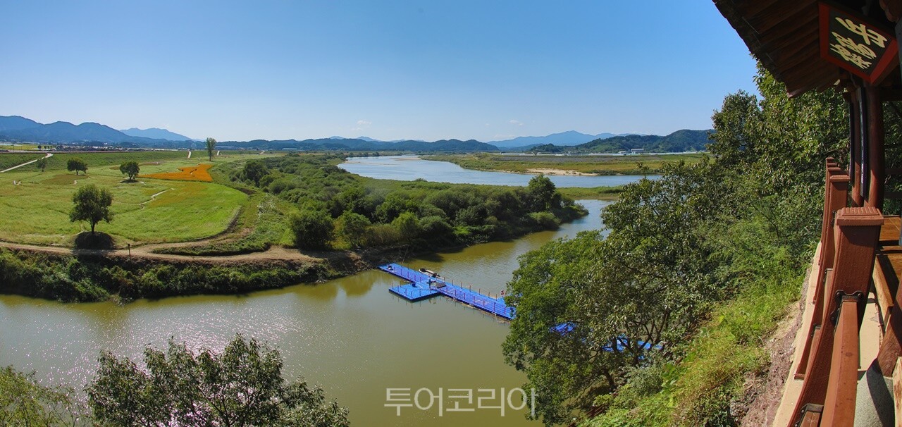 절벽 위 악양루에서 바라본 남강. 유유히 흐르는 강물과 넓은 들판이 어우러져 한 폭의 산수화를 연상시킨다. /사진-함안군