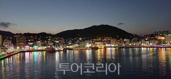 경남 통영의 대표 관광명소인 강구안의 야경. 2026.07.23. / 투어코리아 이창호 기자