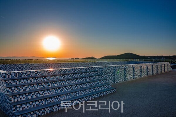 영종도 을왕리해수욕장 인근에 새롭게 오픈한 ‘인천조탕(仁川潮湯)’. 은 루프탑에서 바라본 전경/사진-인천시