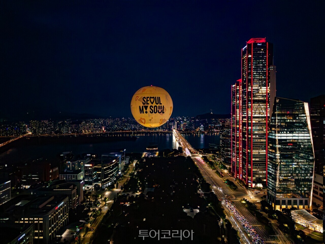 (사진1) 하늘에 떠 있는 ‘서울달’ /사진-서울관광재단