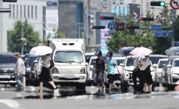 [기상속보]오늘날씨 전국 폭염특보 수도권 5∼40㎜ 소나기 서울 낮 33도...주말,주간예보.절기상 가장 덥다는 대서(大暑)인 지난 7월 23일 울산에 이틀째 폭염경보가 발효 중인 가운데 남구 한 도로에 지열로 인한 아지랑이가 피어오르고 있다.연합뉴스