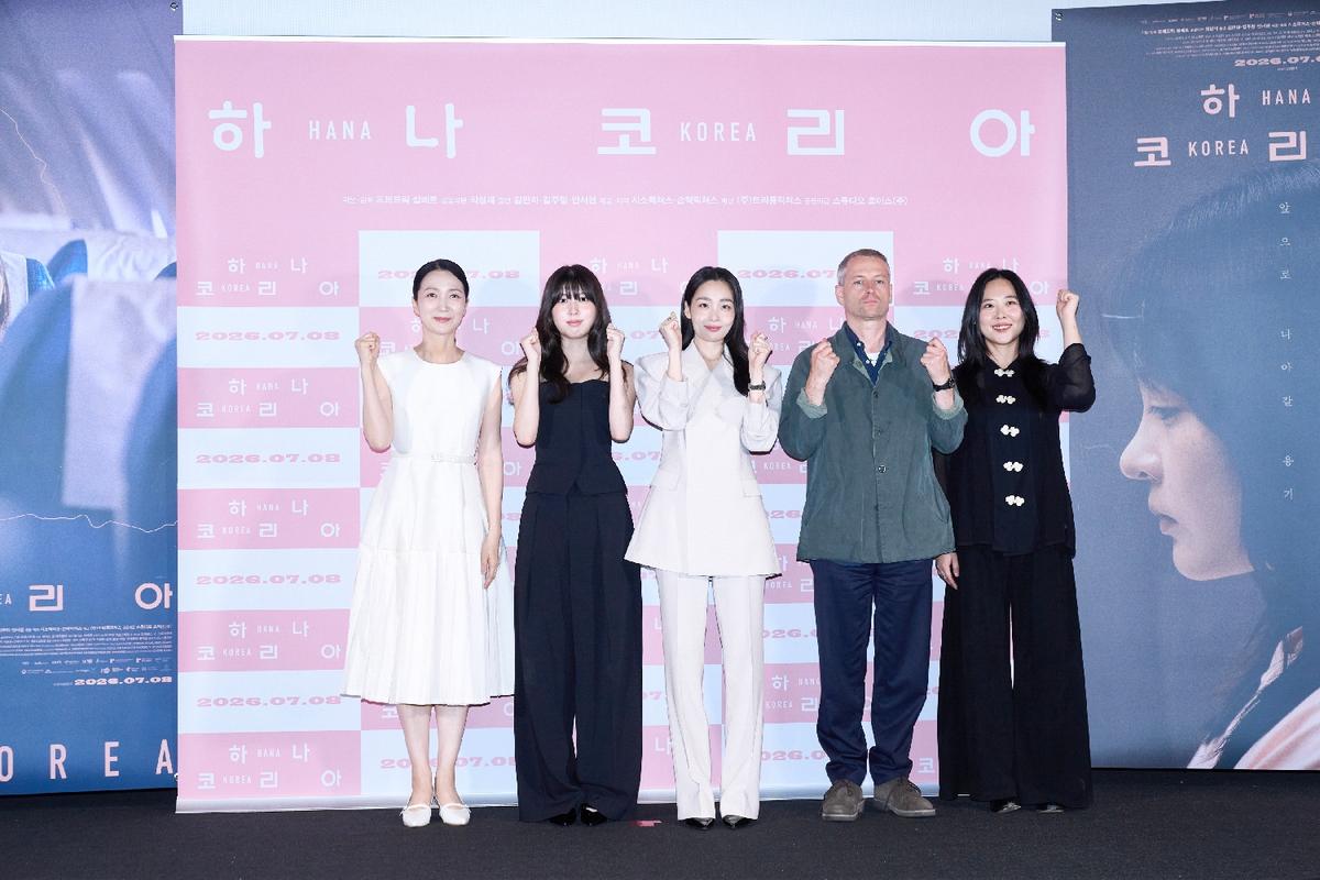 〈하나 코리아〉 포토타임 현장. (왼쪽부터) 김주령, 안서현, 김민하, 프레드릭 쇨베르, 최성재 작가(사진제공=시소픽쳐스/트리플픽쳐스)