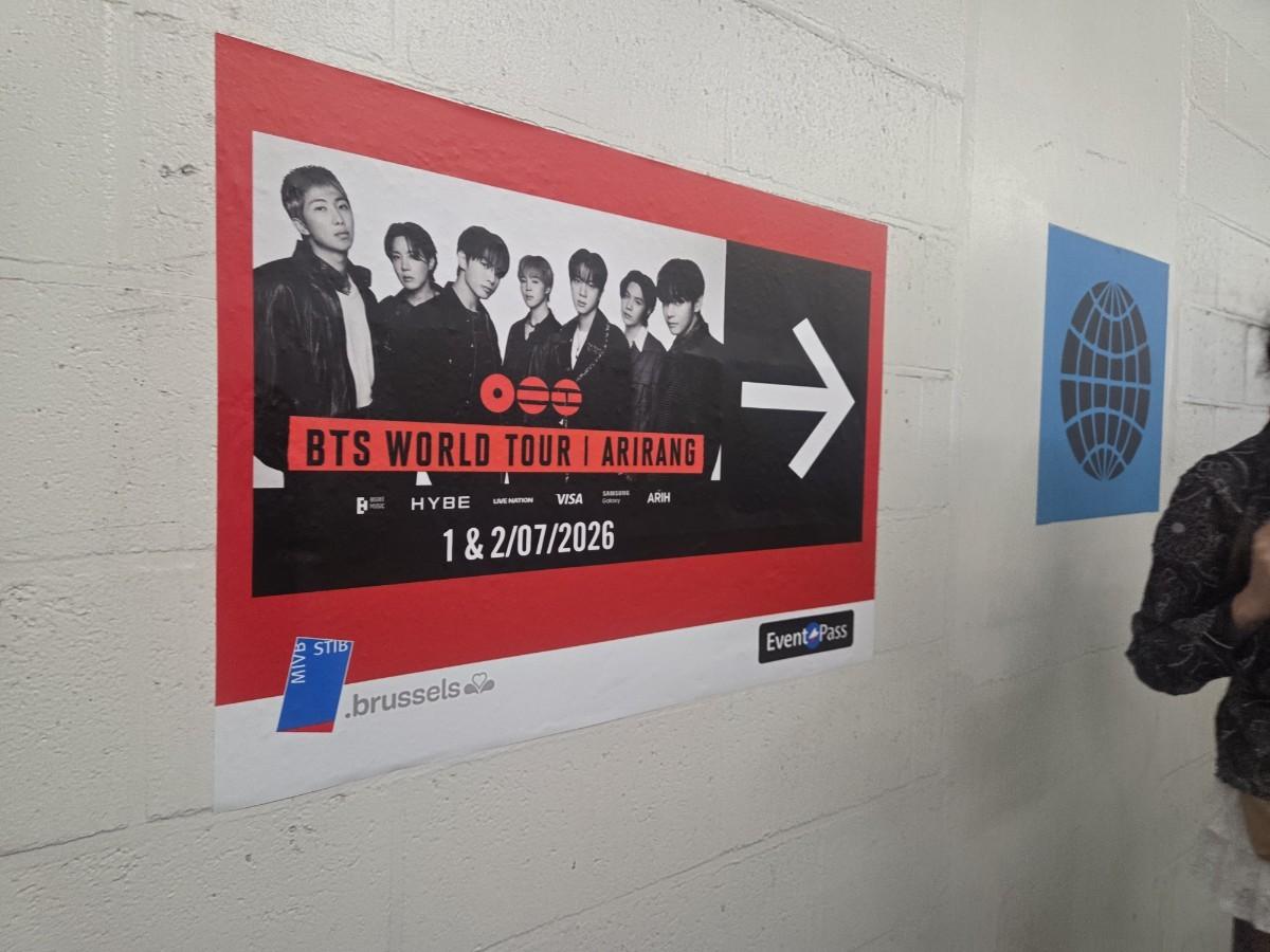 BTS 공연을 알리는 포스터가 붙어 있는 브뤼셀 지하철역