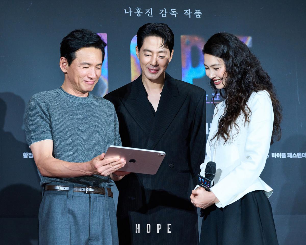 〈호프〉 쇼케이스 현장의  (왼쪽부터) 황정민, 조인성, 정호연
