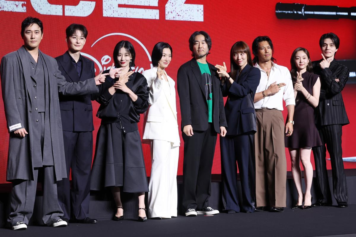 20일 서울 영등포구 콘래드호텔에서 열린 디즈니+ 오리지널 시리즈 '킬러들의 쇼핑몰 시즌2' 제작발표회에서 감독과 배우들이 포즈를 취하고 있다. 왼쪽부터 조한선, 오카다 마사키, 현리, 정윤하, 이권 감독, 금해나, 김민, 김혜준, 이동욱