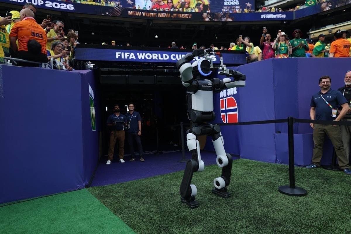 현대차, FIFA 월드컵 2026™ 16강전서 아틀라스 퍼포먼스로 로보틱스 기술 구현 (서울=연합뉴스) 현대차는 5일(현지시간) 미국 뉴저지 뉴욕 뉴저지 스타디움에서 열린 16강전 하프타임에서 아틀라스가 심판에게 경기구를 전달하는 퍼포먼스를 성공적으로 시연했다고 밝혔다. 사진은 대한민국 손흥민 선수의 세리머니