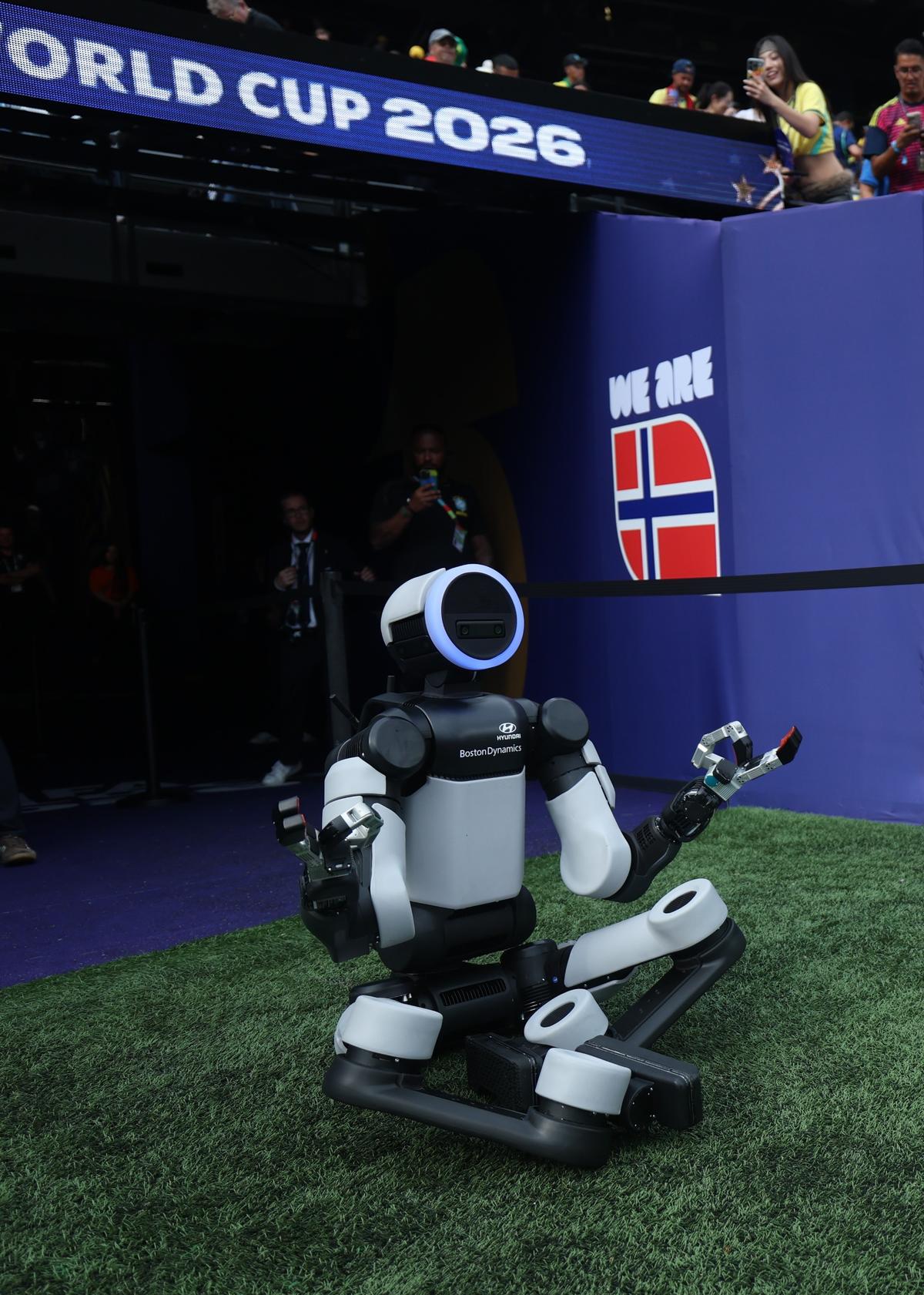 현대차, FIFA 월드컵 2026™ 16강전서 아틀라스 퍼포먼스로 로보틱스 기술 구현 (서울=연합뉴스) 현대차는 5일(현지시간) 미국 뉴저지 뉴욕 뉴저지 스타디움에서 열린 16강전 하프타임에서 아틀라스가 심판에게 경기구를 전달하는 퍼포먼스를 성공적으로 시연했다고 밝혔다. 사진은 노르웨이 엘링 홀란의 세리머니.