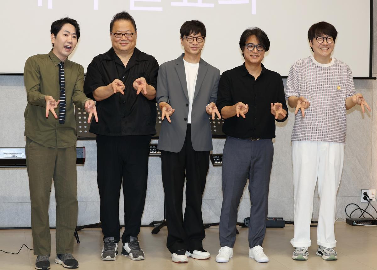 관객 소통형 토크 콘서트 '빈칸 채우기' 제작 발표\n16일 서울 서대문구 포레스트미디어에서 열린 관객 소통형 토크 콘서트 '빈칸 채우기' 제작발표회에서 방송인 류대산(왼쪽부터), 연출가 오준성, 가수 박학기, 박승화, 이세준이 포즈를 취하고 있다