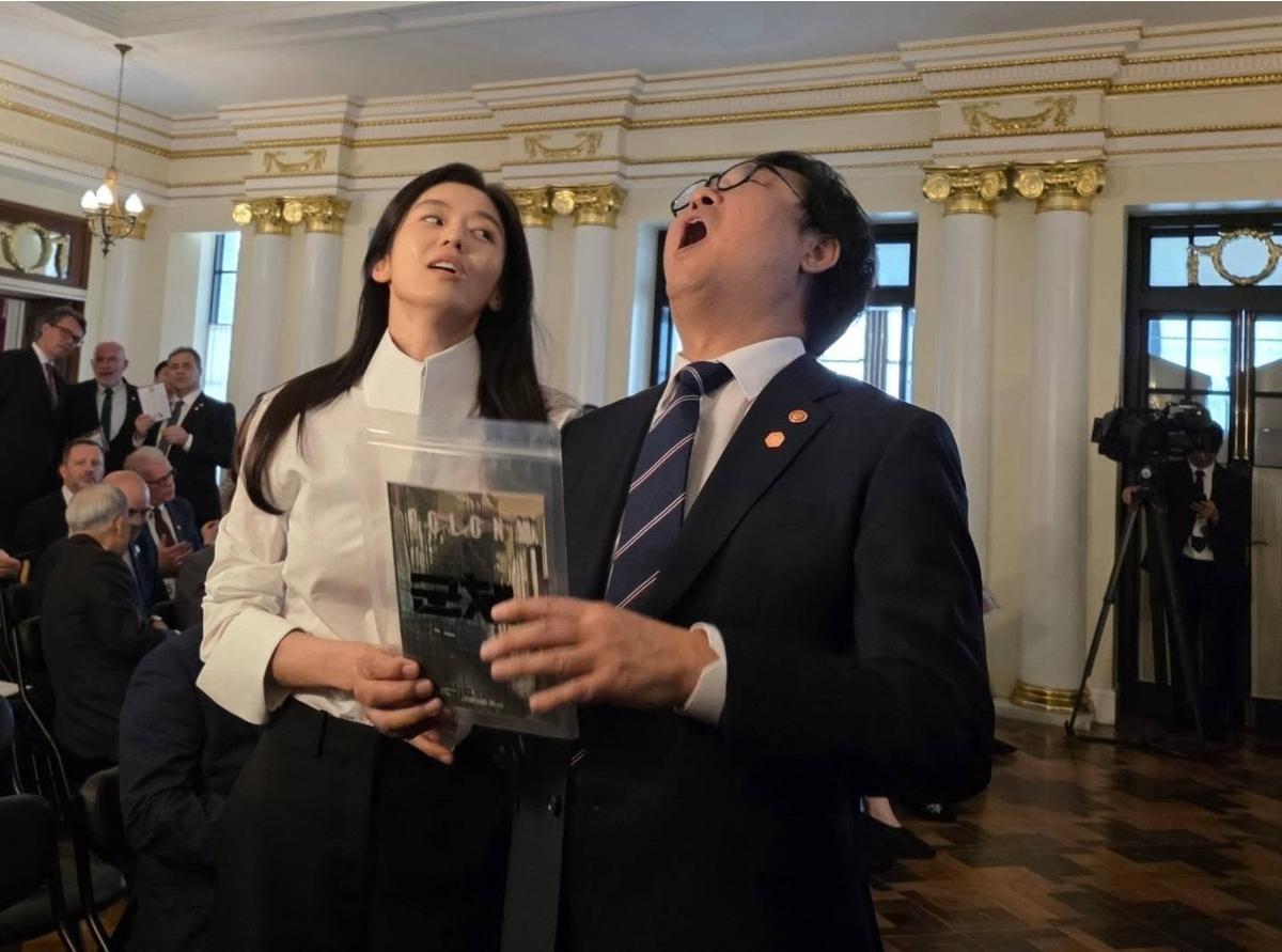 배우 전지현과 함께 영화 '군체' 속 감염자를 흉내 내는 최휘영 문체부 장관 [문화체육관광부 제공. 재판매 및 DB 금지]