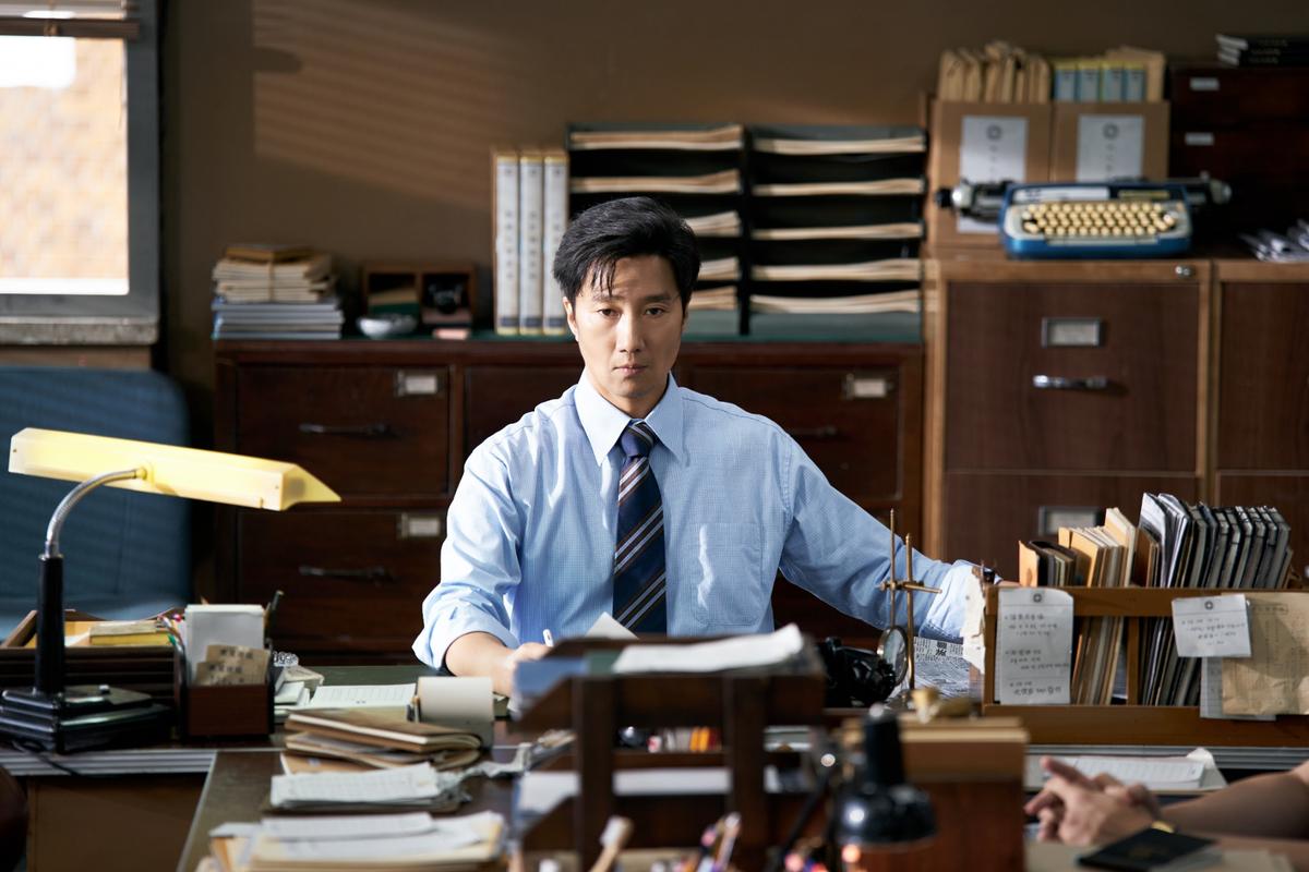 ‘암살자(들)’ 박해일, 신념의 언론인 변신! ‘재환’ 캐릭터 스틸 공개!