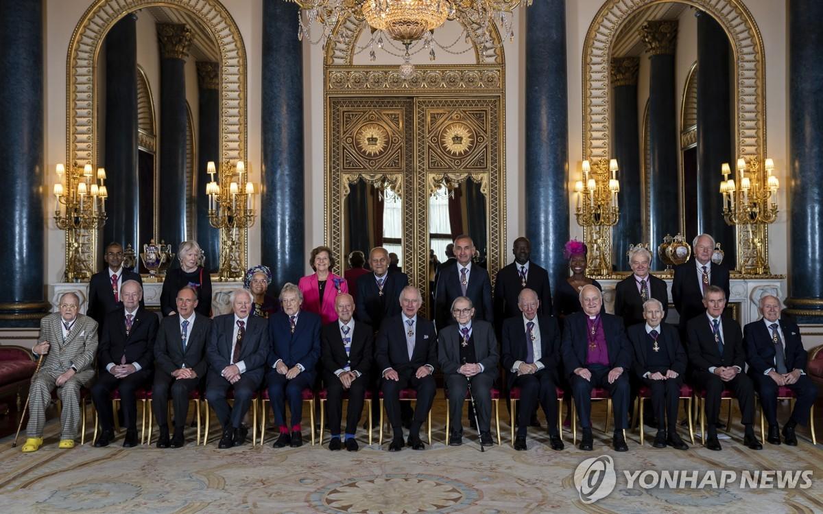 2022년 버킹엄궁에서 열린 행사에 노란색 크록스를 신고 참석한 호크니(앞줄 맨 왼쪽)[AP=연합뉴스 자료사진. 재판매 및 DB 금지]
