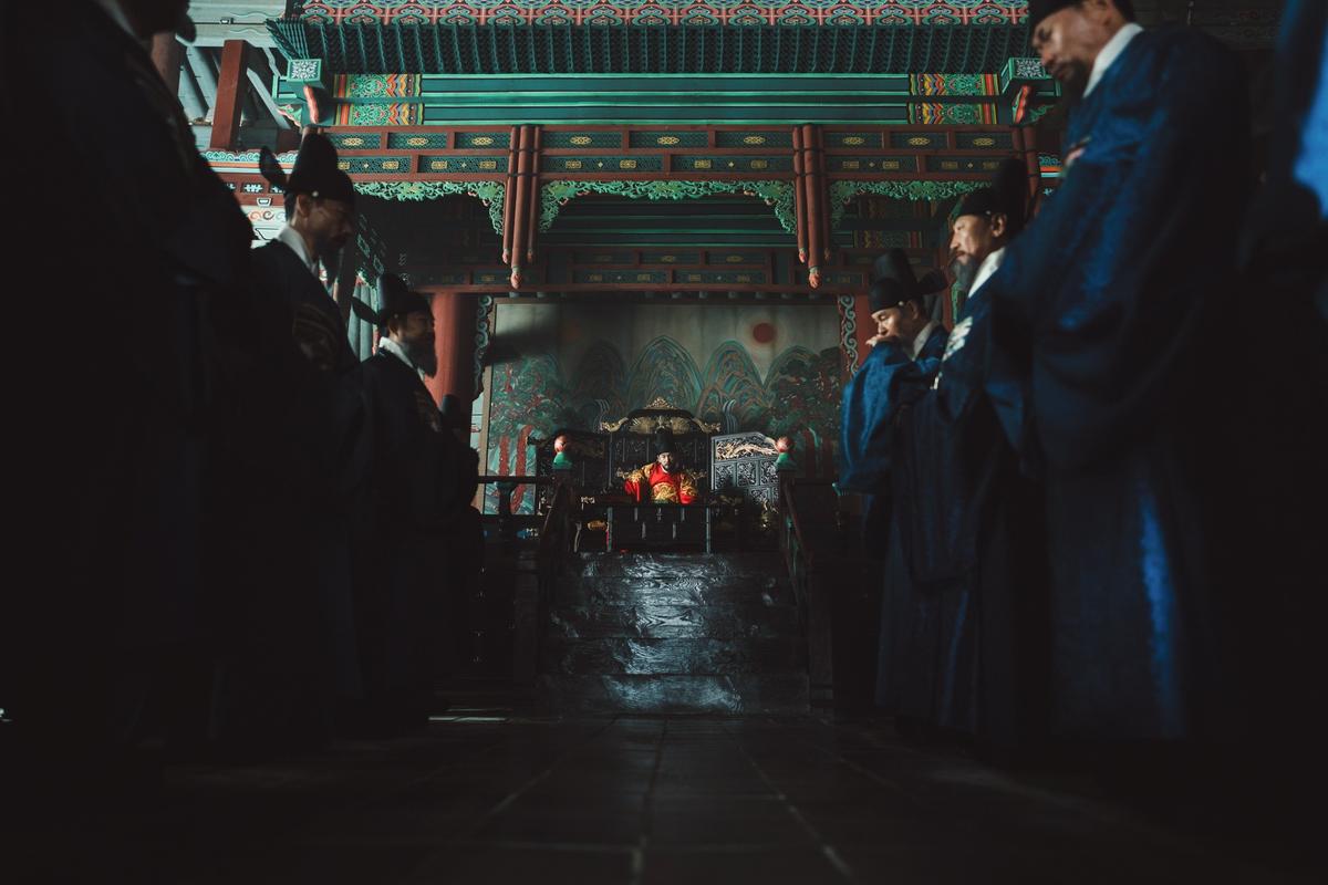“귀(⻤)의 세계를 어떻게 표현할 것인가.” '동궁' 인터뷰 ② 김승규 조명감독
