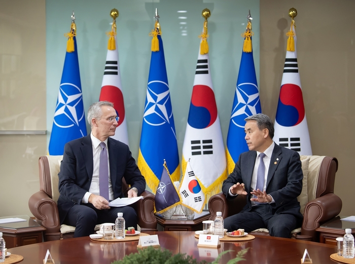 방한 나토 사무총장 “한국 우크라이나 군사 지원 나서야” - 경향신문