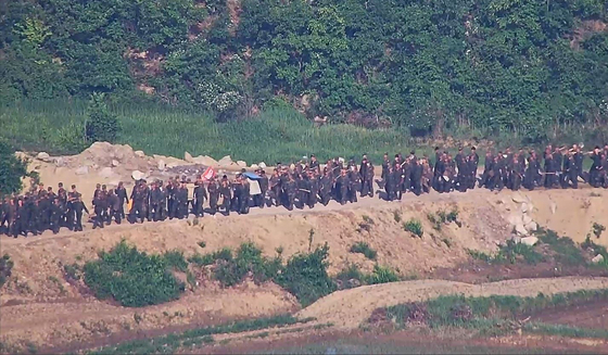 DMZ 내 北장벽 건설 상당한 진전…빈틈없이 길게 이어져
