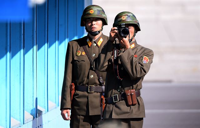 이번엔 '대기귀순'…북한군 병사, GP인근서 하룻밤 지냈다-사회ㅣ한국일보