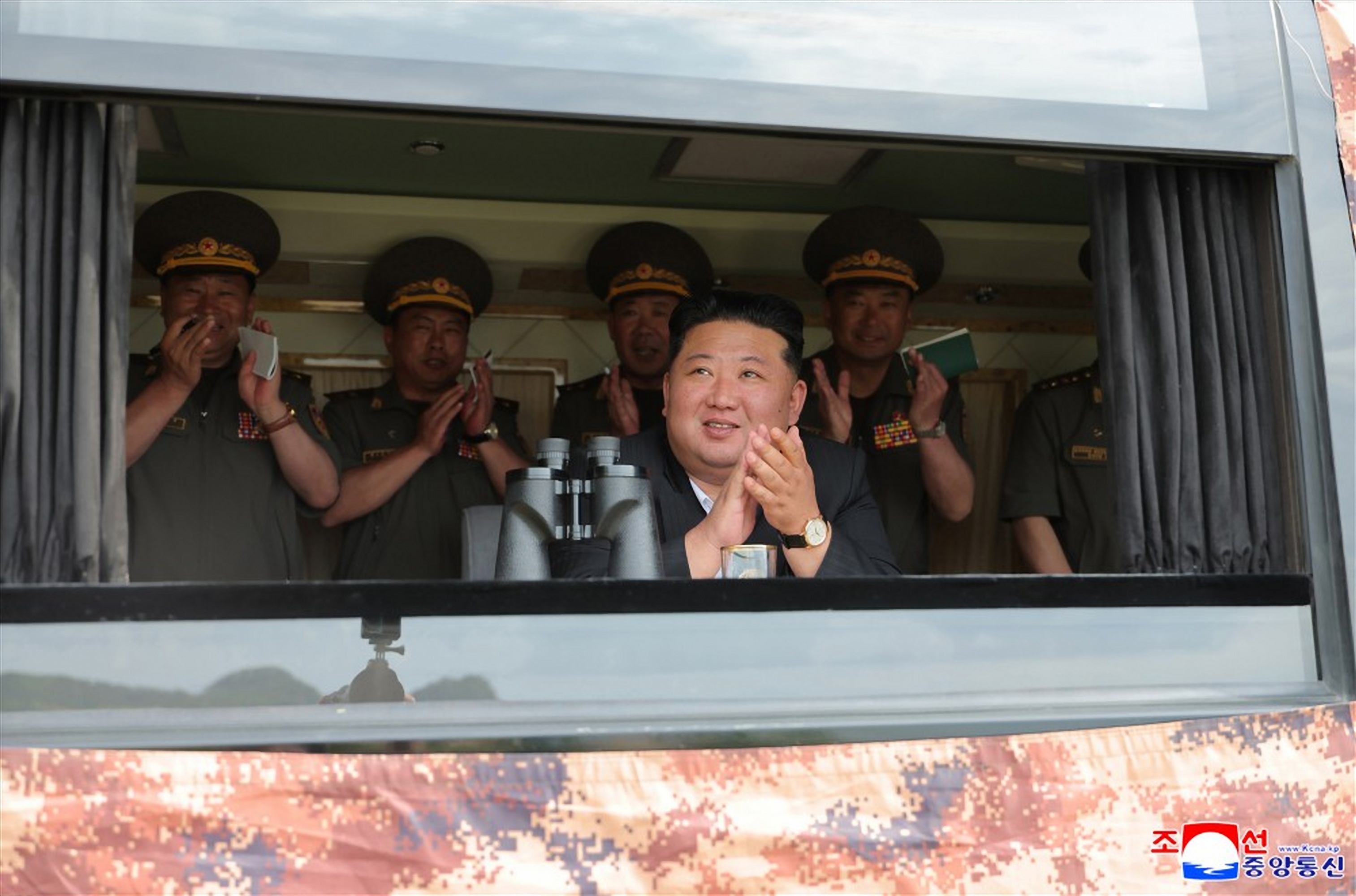 김정은, 6·25에 한국 타격용 신형 방사포·미사일 시험 참관 … “적들이 두려움 속에 있게 하겠다”