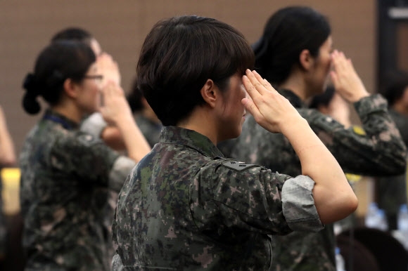 여성징병제' 과반이 찬성? 여성들에게 물어봤습니다 [아무이슈] | 서울신문