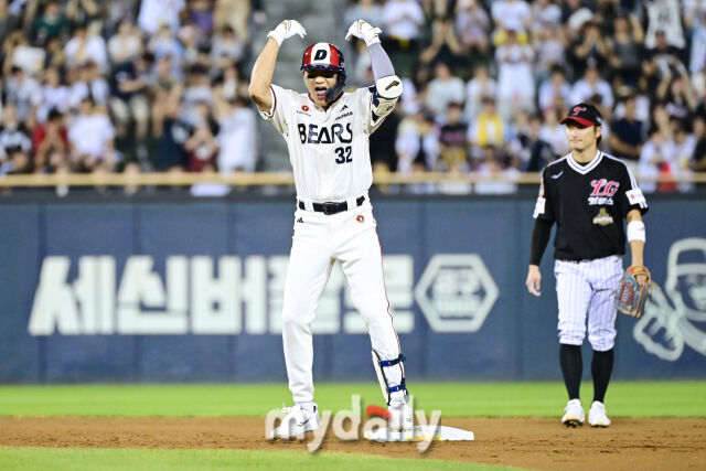 1일 서울 잠실야구장에서 열린 '2026 신한 SOL KBO리그' LG 트윈스와 두산 베어스 경기. 두산 김대한이 8회말 2사 1루에 1타점 적시 2루타를 친 후 기뻐하고 있다./한혁승 기자