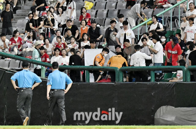 4일 오후 인천광역시 문학동 SSG랜더스필드에서 진행된 '2026 프로야구 KBO리그' SSG랜더스와 LG트윈스의 경기. 폭염으로 인한 온열질환자 발생으로 경기가 중단되고 있다./마이데일리