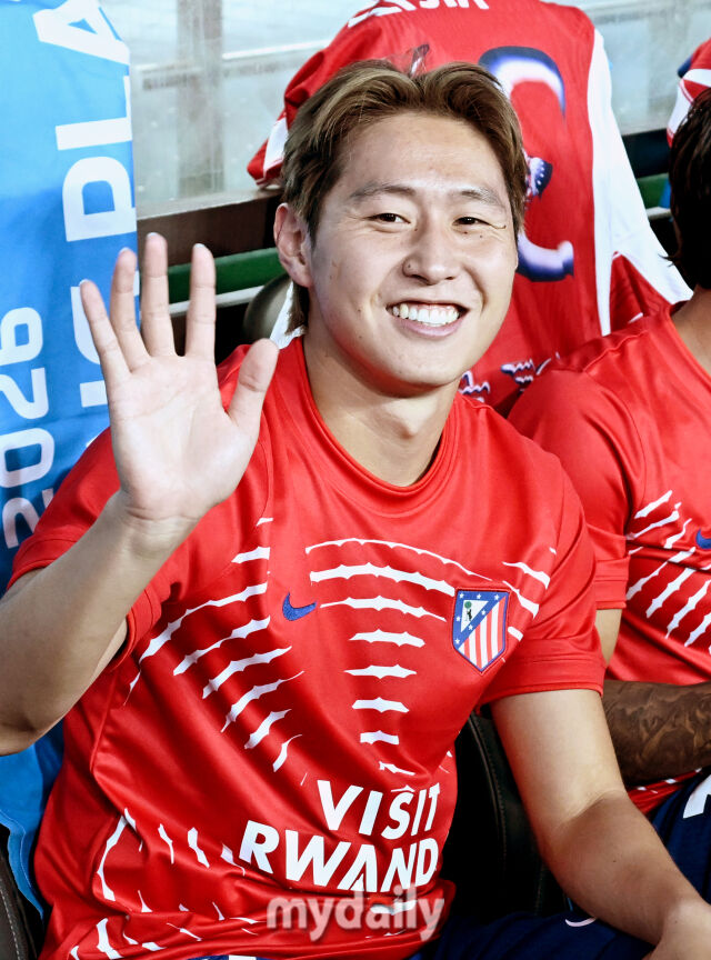 9일 오후 서울 상암동 서울월드컵경기장에서 진행된 2026 쿠팡플레이 시리즈 맨체스터 시티와 아틀레티코 마드리드의 경기.

이강인이 벤치에 앉아 포즈를 취하고 있다.”></p>
<p>[마이데일리 = 최병진 기자] 이강인(아틀레티코 마드리드)이 팬들에게 좋은 모습을 보이겠다는 다짐을 남겼다.</p>
<p>아틀레티코는 9일(이하 한국시각) 서울월드컵경기장에서 펼쳐진 맨체스터 시티와의 ‘2026 쿠팡플레이 시리즈’ 2차전에서 1-3으로 패했다.</p>
<p>이강인은 이날 아틀레티코 데뷔전을 치렀다. 이번 여름 4,000만 유로(약 660억원)의 이적료를 기록하며 파리 생제르망(PSG)에서 아틀레티코로 이적한 이강인은 한국에서 입단식을 진행했다. 후반 18분에는 교체로 그라운드를 밟으며 아틀레티코 유니폼을 입고 첫 경기를 가졌다.</p>
<p>이강인은 교체 투입 후 날카로운 프리킥을 선보이며 예열을 했다. 후반 31분에는 아르나우 솔라의 패스를 원터치 슈팅으로 가져갔지만 아쉽게 득점으로 연결되지 못했다. 비록 경기는 패했지만 데뷔전에서도 존재감을 나타냈고 스페인 ‘문도 데포르티보’는 “이강인이 홈에서 눈부신 데뷔를 이뤄냈다”고 호평을 남겼다.</p>
<p>이강인은 경기 후 취재진과의 인터뷰를 통해 “더위 속에서 경기장을 찾아주신 팬들에게 감사하다”고 마음을 전했다.</p>
<p>그러면서 “알다시피 한국 축구가 좋은 상황은 아니다. 선수들은 팬들에게 기쁨을 드리고 싶어 하고 많이 반성을 하고 있다. 앞으로 더 좋은 모습을 보여드릴 수 있도록 최선을 다하겠다”고 다짐했다.</p>
<p>한국은 2026 북중미 월드컵에서 충격적인 조별리그 탈락을 경험했다. 체코와의 1차전에서 2-1 역전승을 거두며 32강 진출의 유리한 고지를 점했으나 멕시코와의 2차전에서 패한 뒤 남아프리카공화국에서 졸전 끝에 0-1로 패했다. 앞선 두 경기에서 맹활약을 펼친 이강인도 남아공전에서는 평소다운 모습을 보여주지 못했고 패배 후에는 분노를 표출하기도 했다.</p>
<p><img decoding=