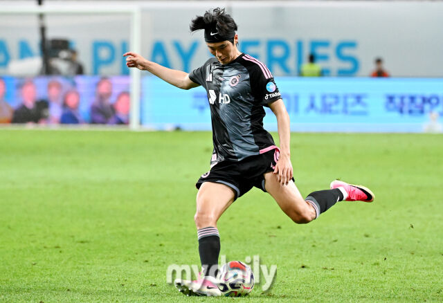 5일 서울 상암동 서울월드컵경기장에서 열린 2026쿠팡플레이시리즈 '팀K리그와 맨체스터 시티FC' 의 경기. 

팀K리그 기성용이 공을 올리고 있다.”></p>
<p>[마이데일리 = 서울월드컵경기장 최병진 기자] 한국 축구의 레전드인 기성용(포항 스틸러스)이 이강인(아틀레티코 마드리드)과 손정범(FC서울)을 향해 덕담을 남겼다.</p>
<p>K리그 선수들로 구성된 팀 K리그는 지난 5일 서울월드컵경기장에서 펼쳐진 맨시티와의 ‘2026 쿠팡플레이 시리즈’에서 1-3으로 패했다.</p>
<p>기성용은 이날 후반 시작과 동시에 교체 투입됐다. 무더운 날씨 속에서도 기성용은 특유의 롱패스를 몇 차례 시도하며 여전한 클래스를 자랑했다.</p><div class=